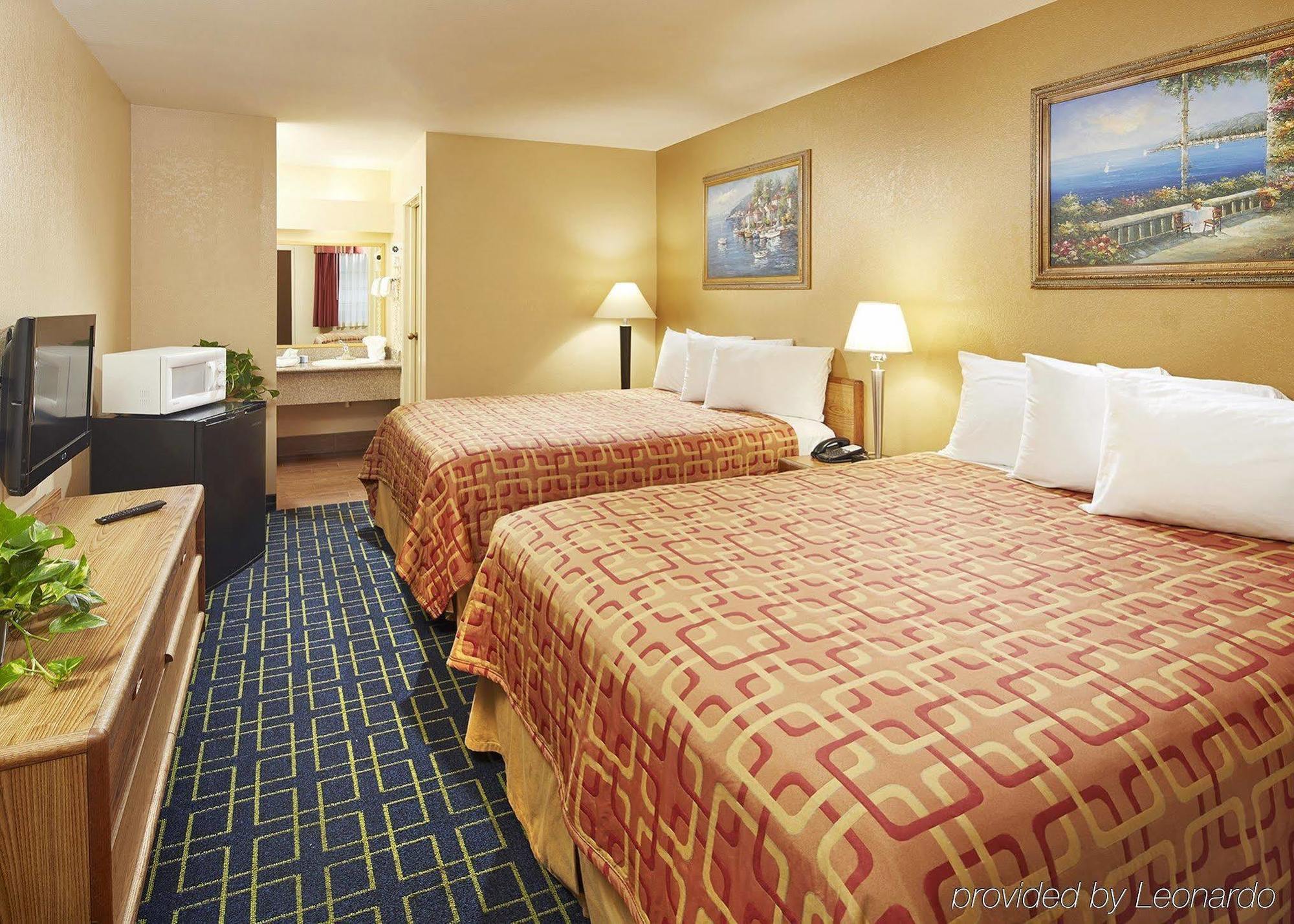 O'Cairns Inn&Suites Lompoc Extérieur photo